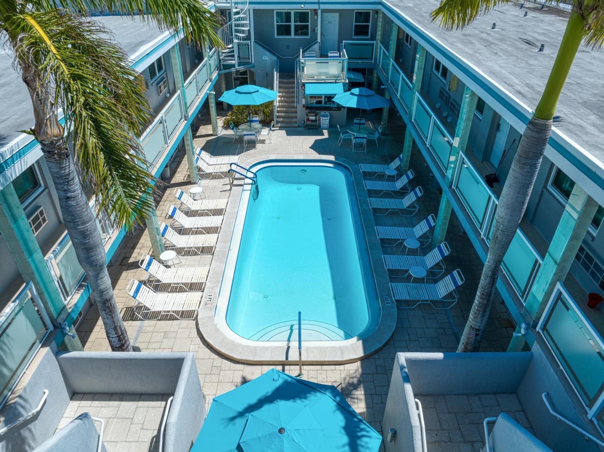 Camelot Beach Suites Clearwater Beach Bagian luar foto