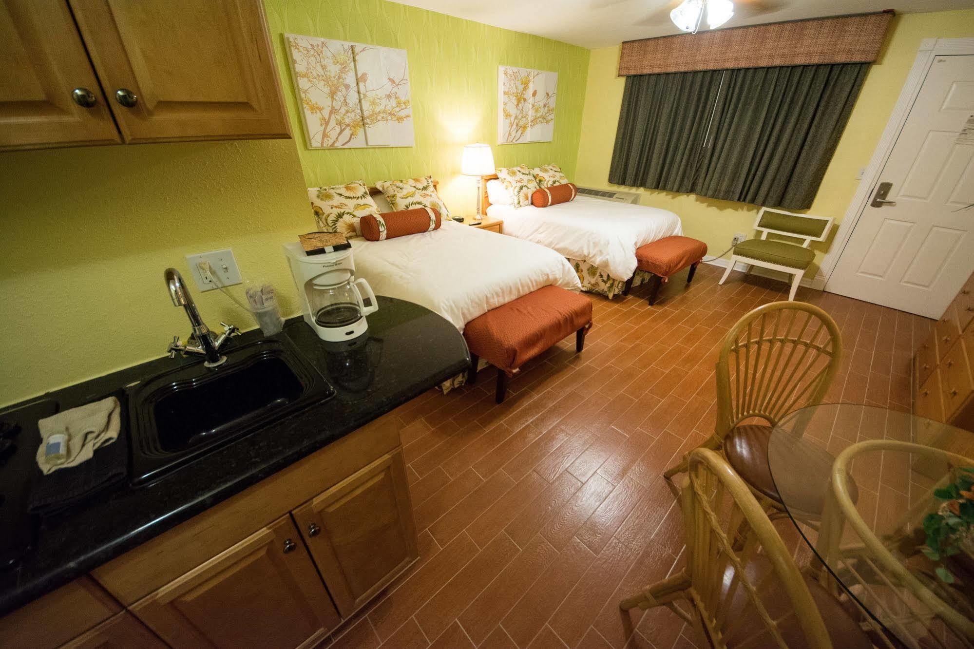 Camelot Beach Suites Clearwater Beach Bagian luar foto
