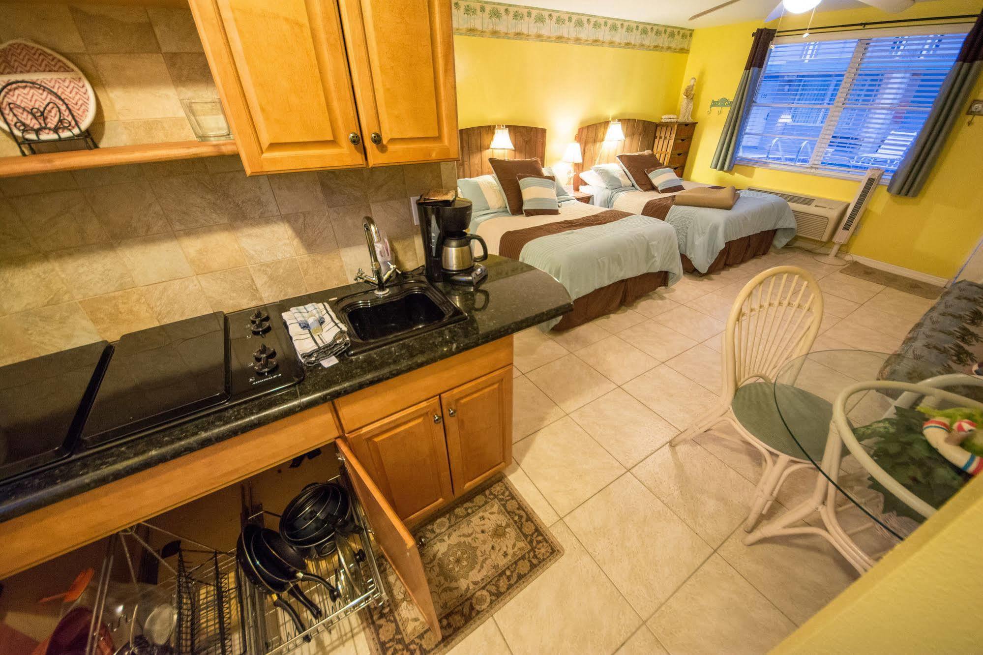 Camelot Beach Suites Clearwater Beach Bagian luar foto